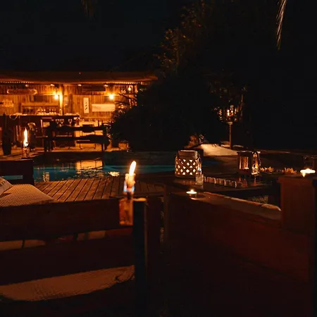 Yourte Jardin Tropicale Piscine - Quatre Murs Et Un Toit