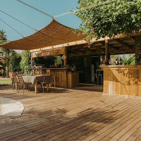 Yourte Jardin Tropicale Piscine - Quatre Murs Et Un Toit *